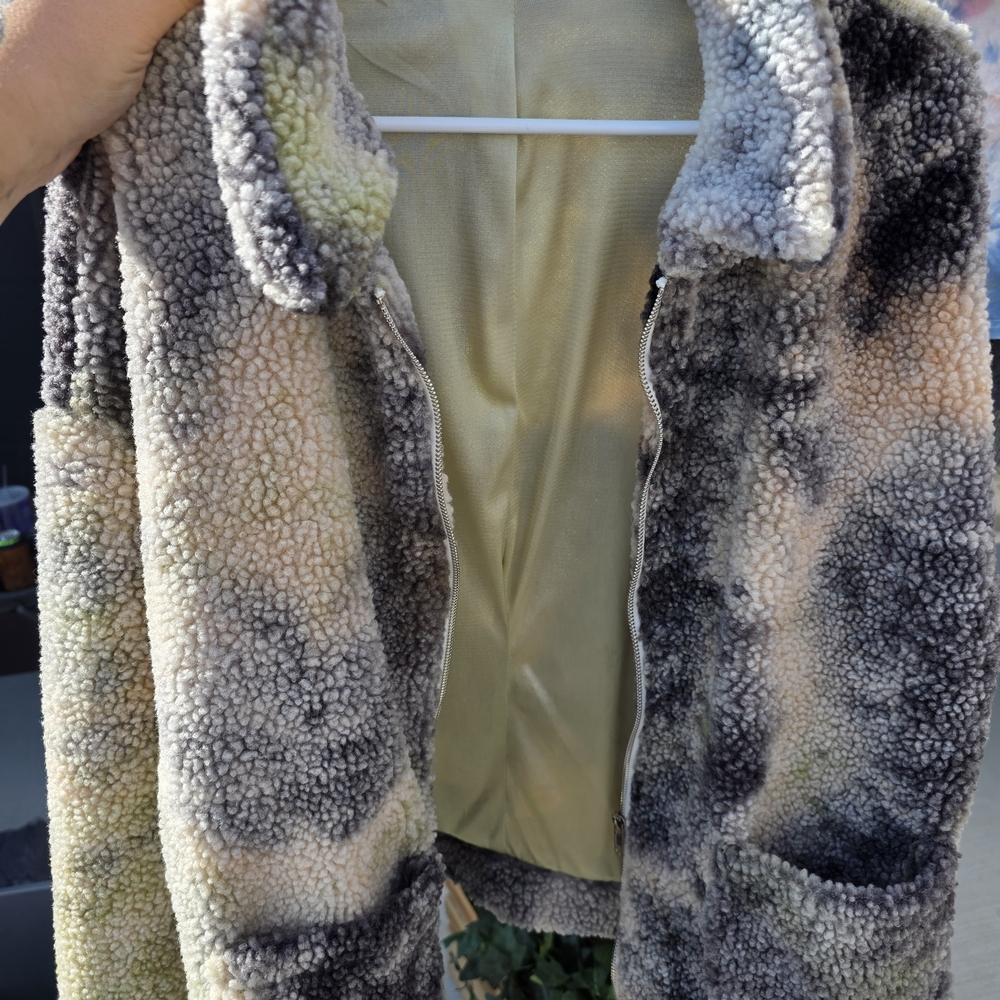 Cozy Sherpa Zip-Front Jacket in Cream and Gray